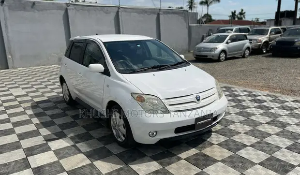 Toyota IST 2004 White - 1