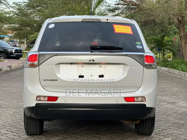 Mitsubishi Outlander 2012 White - 1