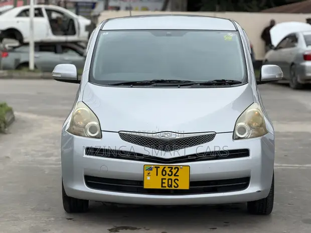 Toyota Ractis 2011 Silver - 1