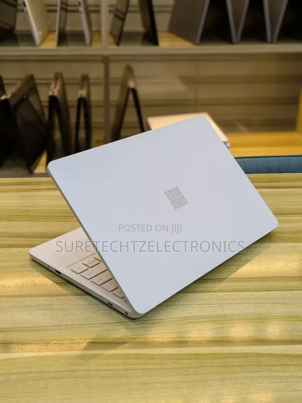 Microsoft Surface Laptop SE 11.6" 8GB RAM 128GB SSD - 1