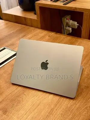 Apple MacBook Air 2022 M2 13-inch, 16GB RAM, 256GB SSD