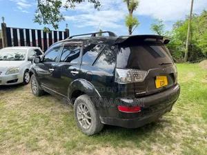 Mitsubishi Outlander 2010 Nyeusi