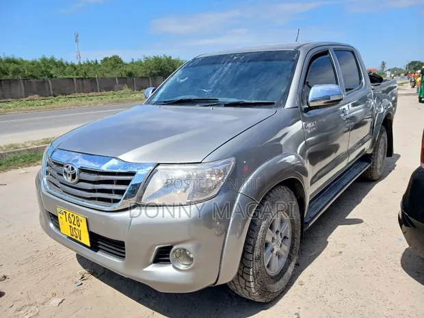 Toyota Hilux 2014 Double Cabin Pickup - 1