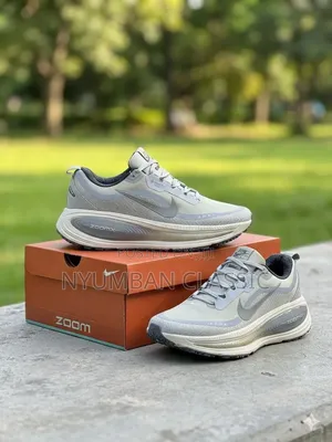 Nike Vomero 18 Running Shoes