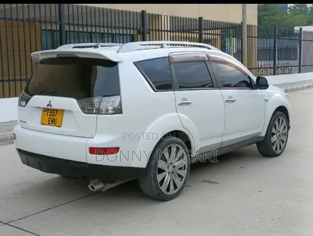 2010 Mitsubishi Outlander White - 1