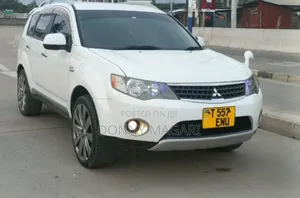 2010 Mitsubishi Outlander White