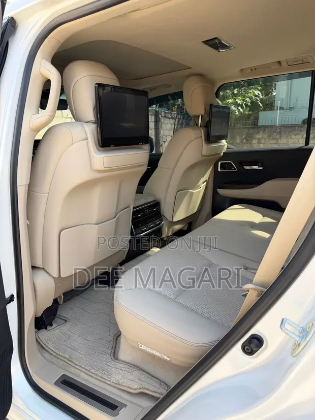 Toyota Land Cruiser LC300 2024 White - 1