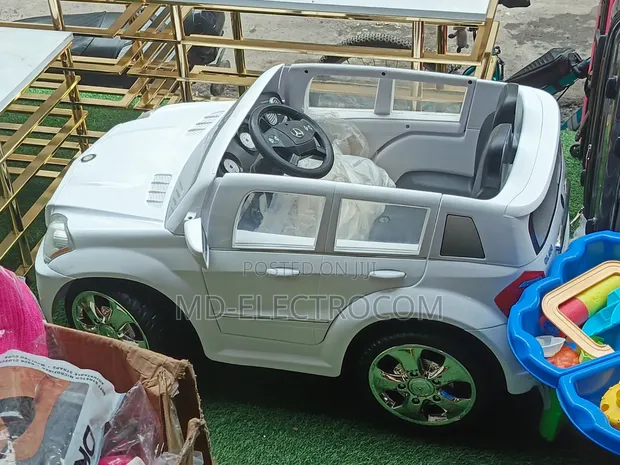 Rollplay 6-Volt Mercedes-Benz GL450 Ride-on Toy - 1