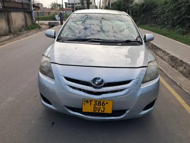 Toyota Belta 2005 Silver - 1