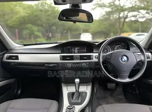 BMW 3 Series 320i RWD 2010 Nyeusi