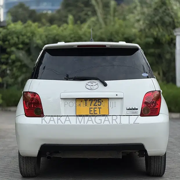 Toyota IST 2004 White - 1