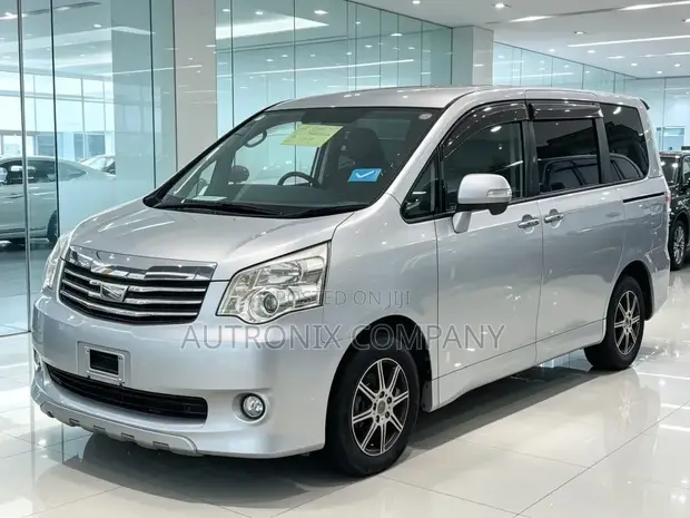 Toyota Noah 2010 Silver - 1