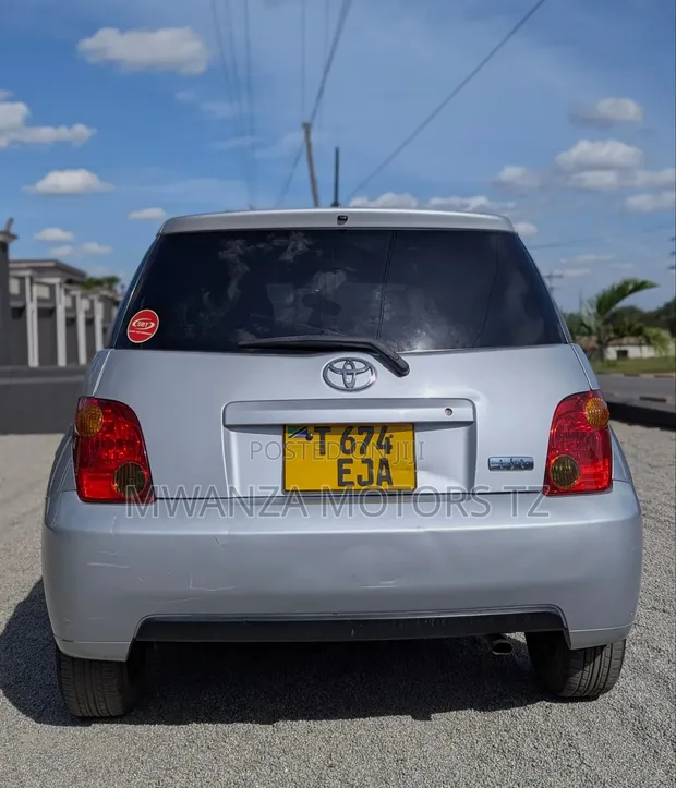 Toyota IST 2003 Nyeupe - 1