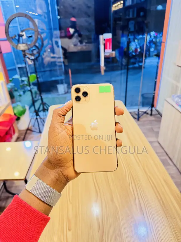 Apple iPhone 11 Pro Max 64GB Gold - 1