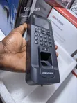 Hikvision DS-K1T804MF Kidhibiti Upatikanaji cha Kidole na Kadi - 1