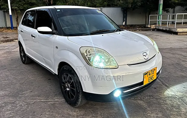 Mazda Verisa 2010 Nyeupe - 1