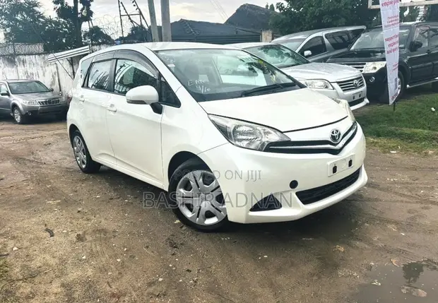 Toyota Ractis 1.3 FWD Hatchback 2011 - 1