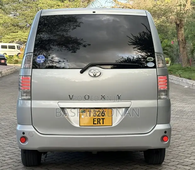 Toyota Voxy 2006 Silver - 1