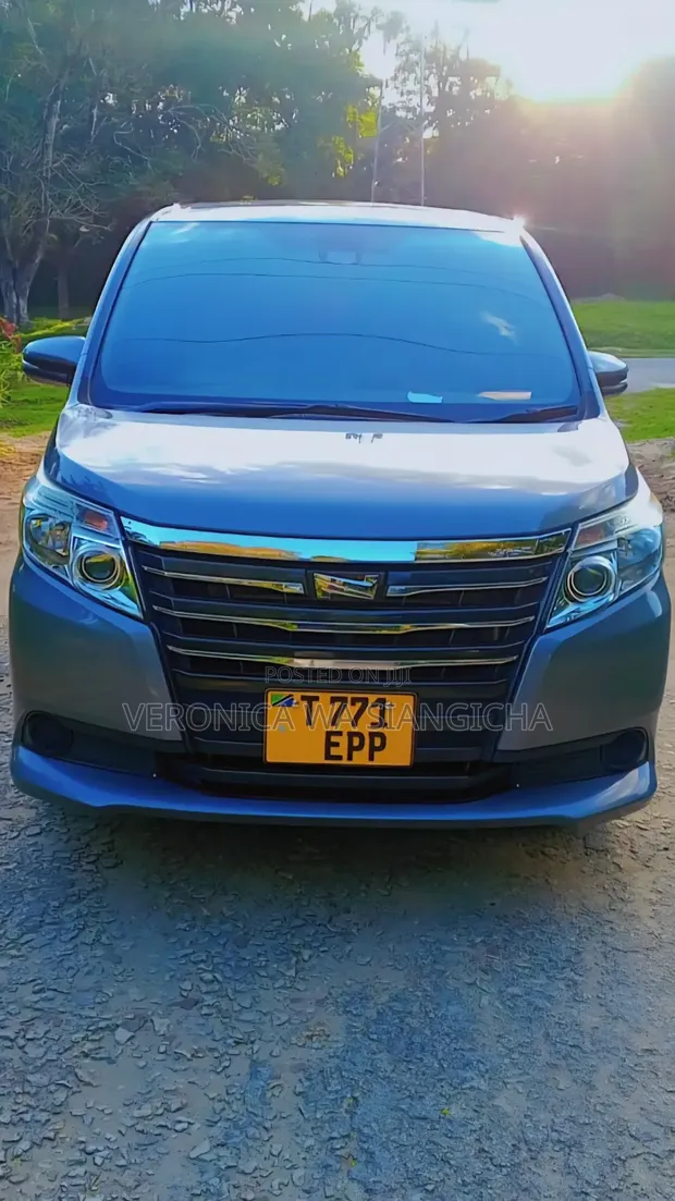 Toyota Noah 2016 - 1