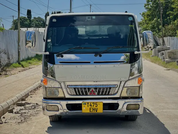 Mitsubishi Canter Mini Truck - 1