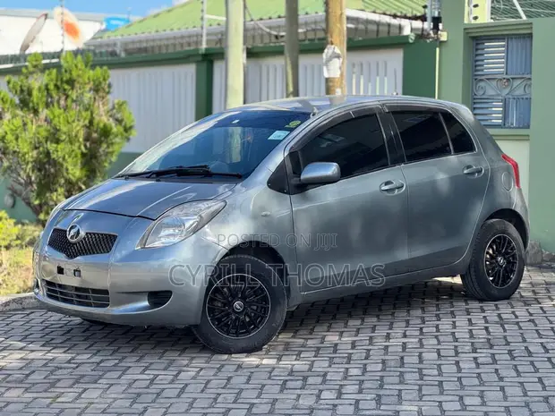 Toyota Vitz 2006 Silver - 1