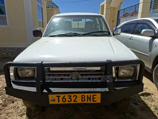 Toyota Hilux 1995 Double Cabin Off White - 1