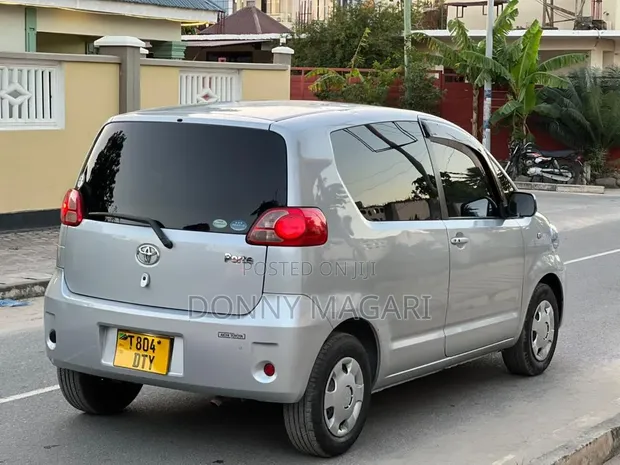 Toyota Porte 2005 Silver - 1