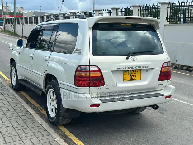 Toyota Land Cruiser 2001 White - 1