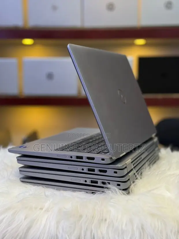 Dell Latitude 5320 2-in-1 Laptop - i7, 32GB RAM, 256GB SSD - 1