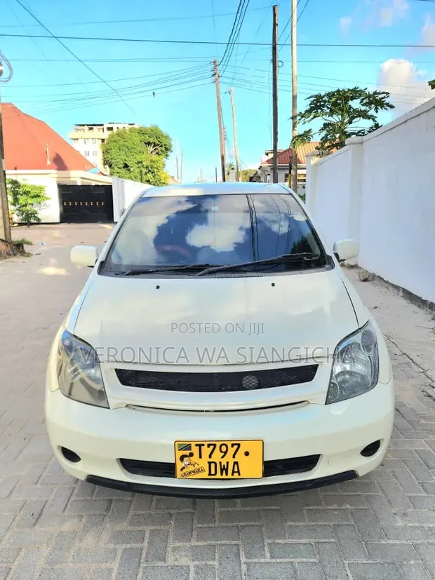 Toyota IST 2004 White - 1