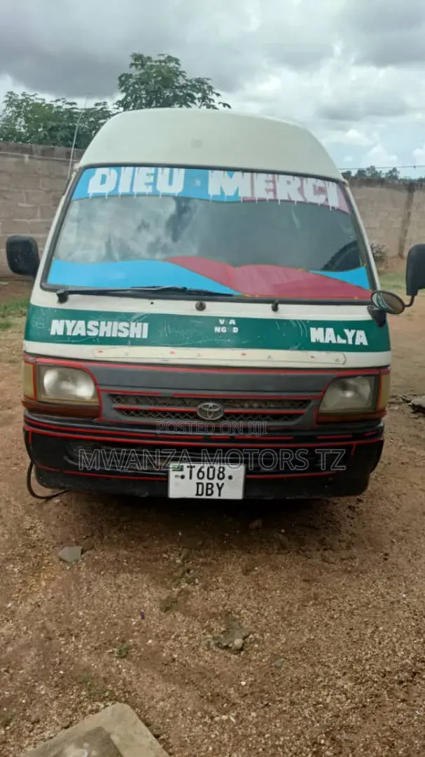Toyota HiAce 1997 - White - 1
