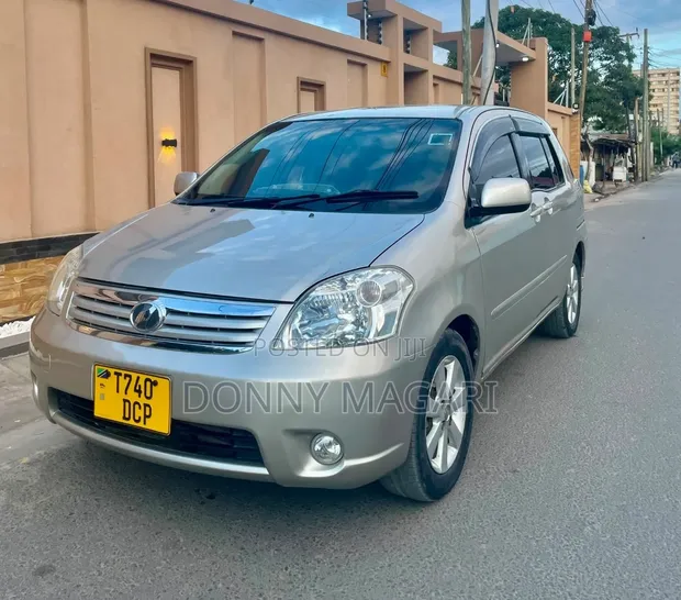 Toyota Raum 2004 Silver - 1