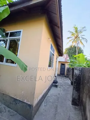 5 Bedroom House with Servant Quarters in Excela Joshua, Kitunda for Sale
