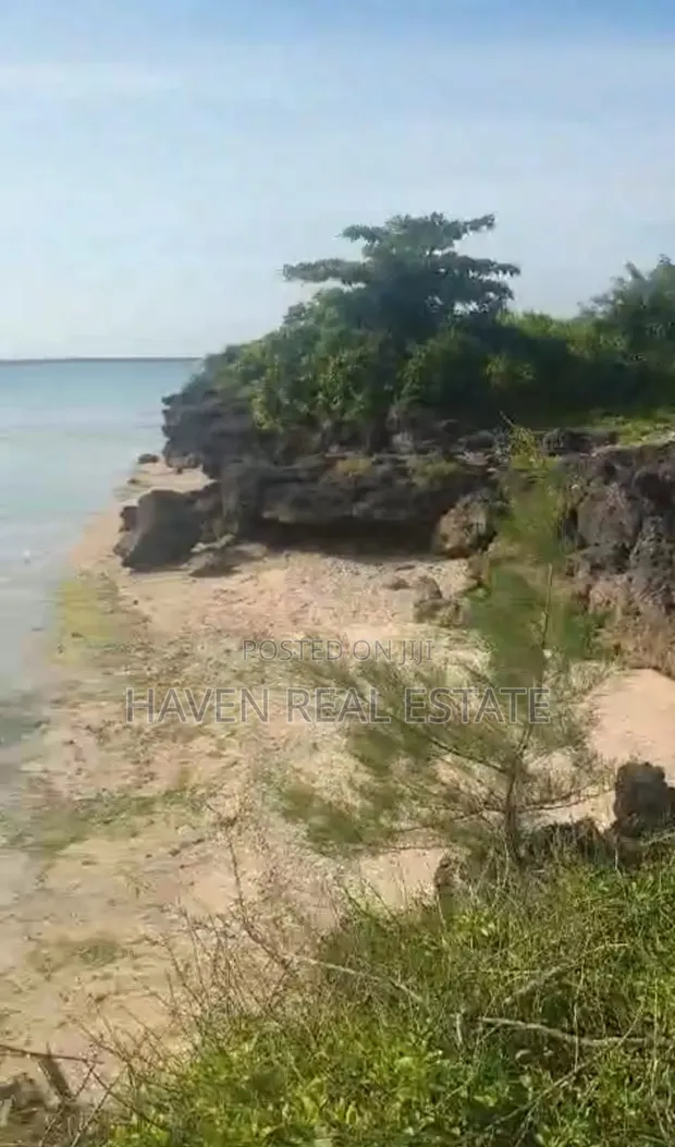 Beach Cliff Plot for Sale in Kikungwi, Zanzibar - 1