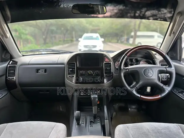 Mitsubishi Pajero 2004 Silver - 1