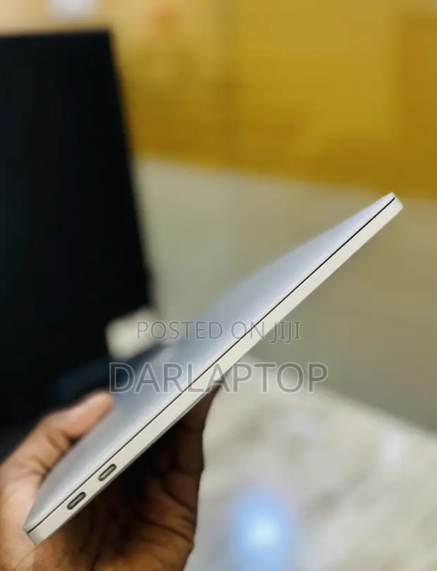 Apple MacBook Pro 13" 2017, Intel Core i7, 16GB RAM, 256GB SSD - 1