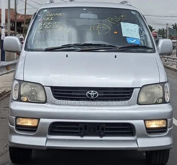 Toyota Noah 2001 - 1