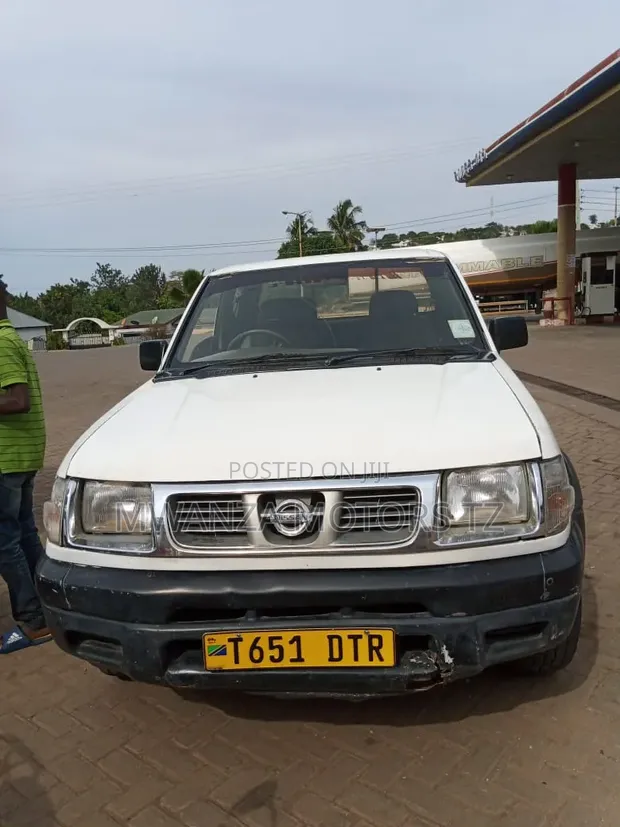 Nissan Hardbody 2007 White - 1