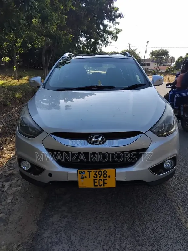 Hyundai Tucson 2014 Silver - 1