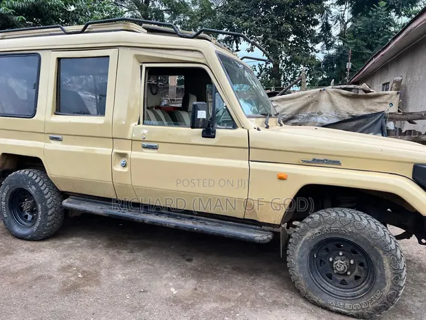 Toyota Land Cruiser 2003 Beige - 1