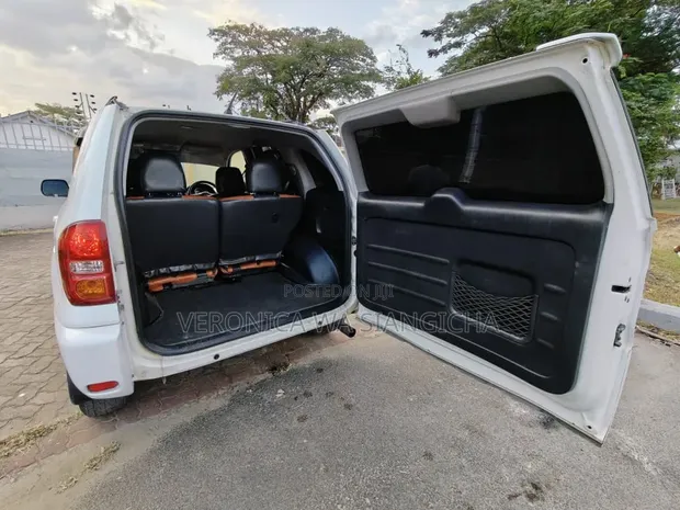 Toyota RAV4 2005 Nyeupe - 1