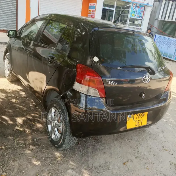 Toyota Vitz 2005 Nyeusi - 1