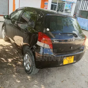 Toyota Vitz 2005 Nyeusi