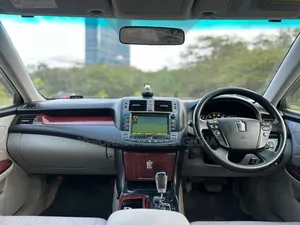 Toyota Crown Royal Salon 2008