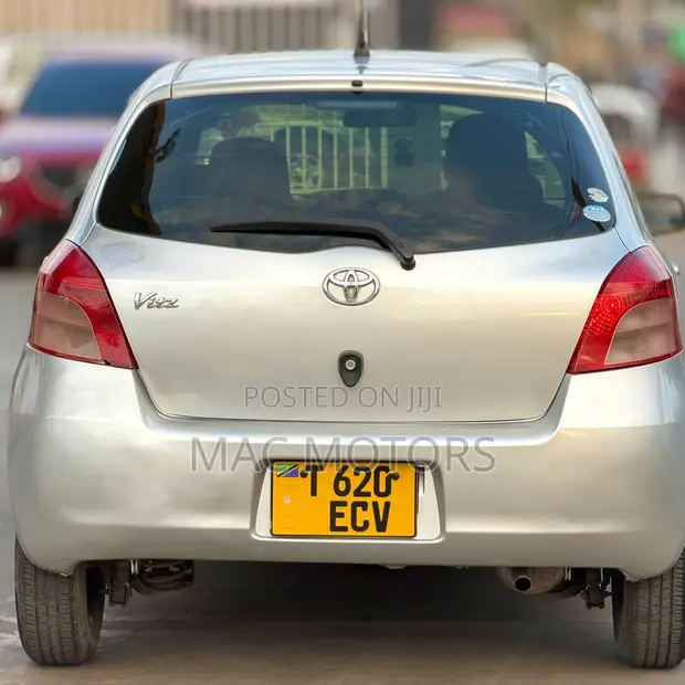 Toyota Vitz 2008 Nyeupe - 1