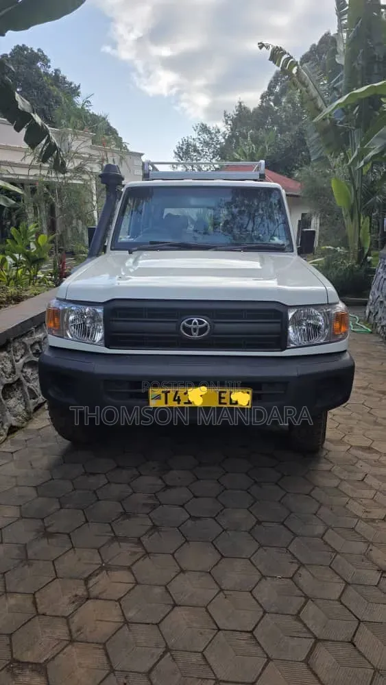 Toyota Land Cruiser 2017 White - 1
