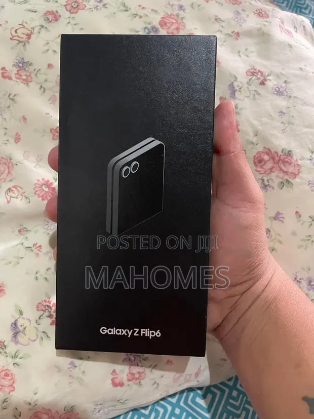 New Samsung Galaxy Z Flip6 256GB Black - 1