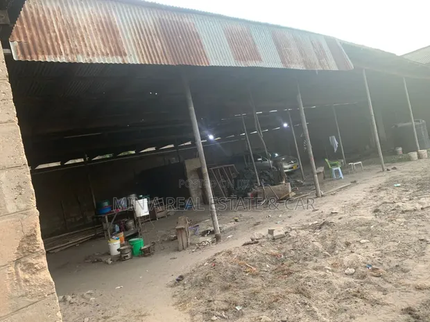 Eneo la Biashara na Yadi na Godown kwa Uuzaji, Buguruni Barabara Kuu - 1