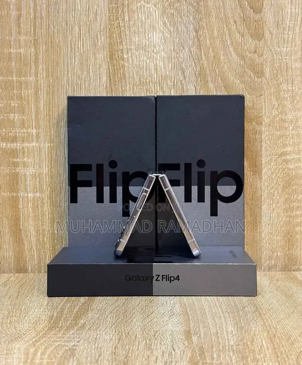 New Samsung Galaxy Z Flip4 256GB Black - 1