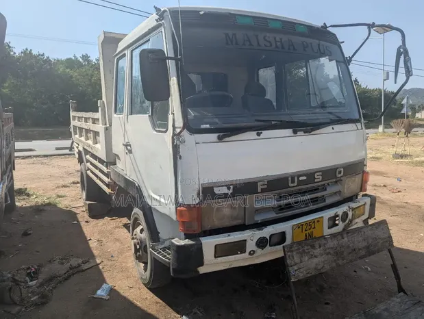 Fuso Tipa Box Truck - 1